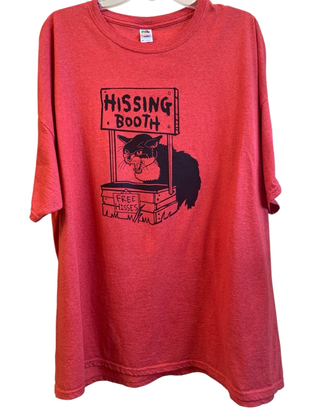 “Hissing Booth” Mens Red Graphic T-Shirt Angry Cat Offering “Free Hisses" 3X